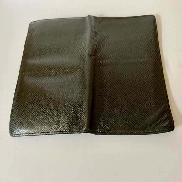 Louis Vuitton, Black Taiga Leather Unisex Long Wallet 7.5 x 4in - Picture 10 of 11